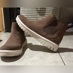 Light brown blondo waterproof boots. Size 6.